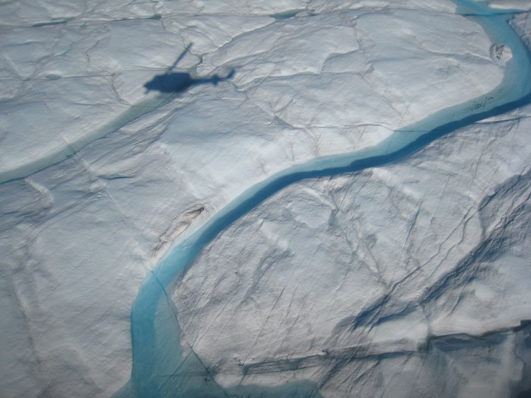 Luftfoto af en af de mange smeltevandsfloder