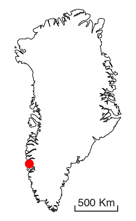 Et 1:500km omrids af grønland. I nederste højre felt er en placering markeret med en rød cirkel.